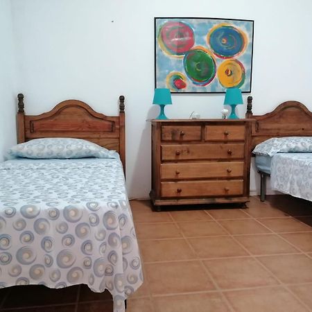 Habitacion En Un Bajo 2 Camas Individual Casa Compartida Abades  Exterior foto